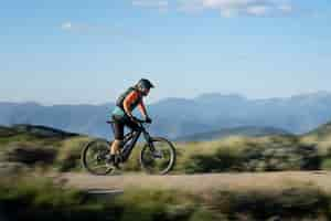 Foto grátis jovem adulto usando bicicleta elétrica no interior