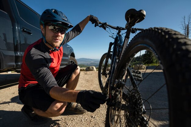 Jovem adulto usando bicicleta elétrica no interior