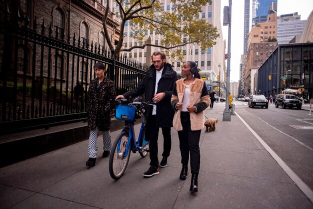 Jovem adulto usando bicicleta para viajar na cidade