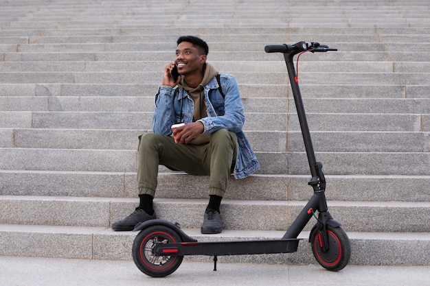 Jovem adulto usando scooter elétrico para transporte