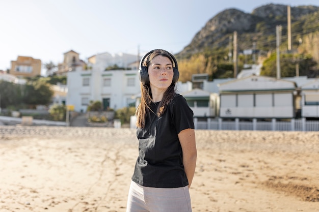 Foto grátis jovem adulto vestindo camisa em branco