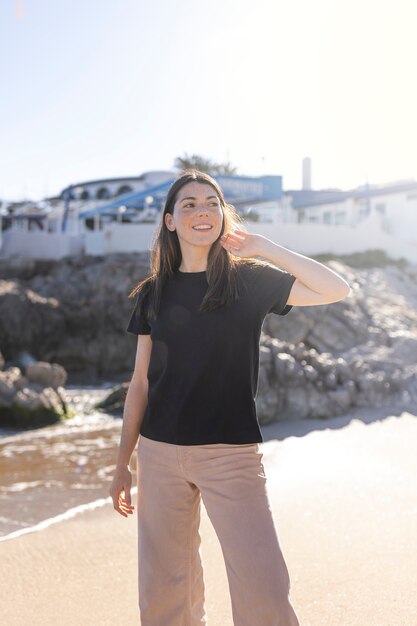 Jovem adulto vestindo camisa em branco