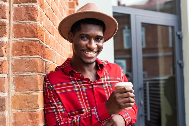 Jovem adulto vestindo camisa vermelha sorrindo