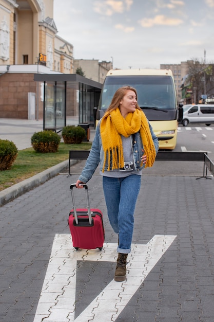 Jovem adulto viajando no inverno