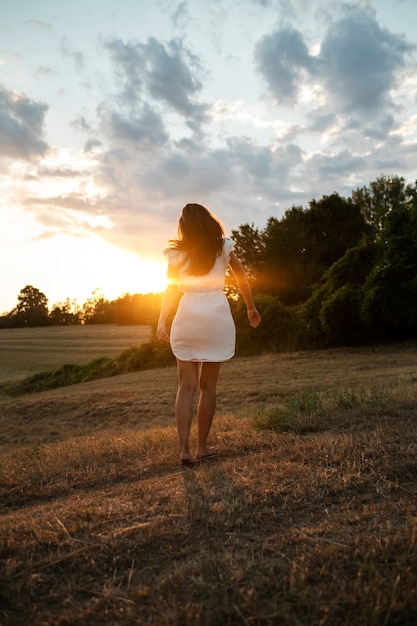 Foto grátis jovem adulto vivendo em liberdade