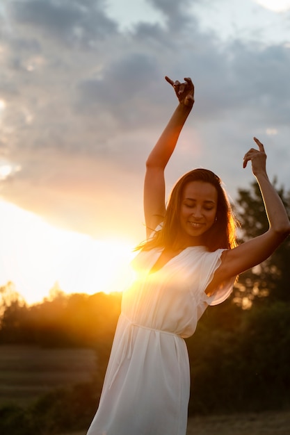 Jovem adulto vivendo em liberdade