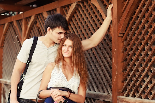 jovem afectuoso que beija a cabeça de sua namorada