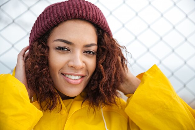 Jovem africana sorridente, caminhando ao ar livre