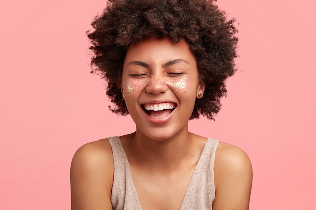 Foto grátis jovem afro-americana com glitter no rosto