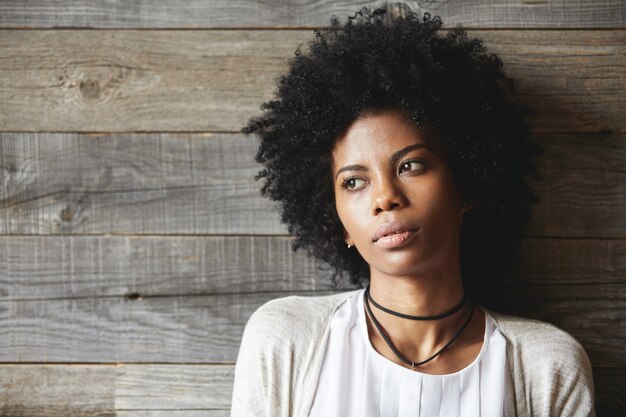 Jovem afro-americana posando