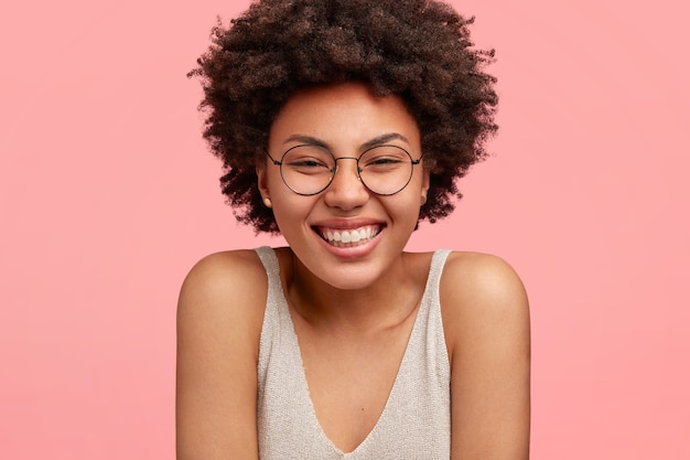 Foto grátis jovem afro-americana usando óculos redondos