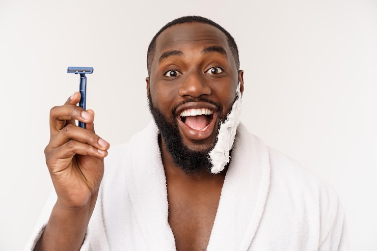Foto grátis jovem afro-americano barbeando-se na higiene pessoal da rotina matinal do banheiro no conceito matinal
