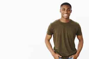 Foto grátis jovem afro-americano bonito com camiseta cáqui