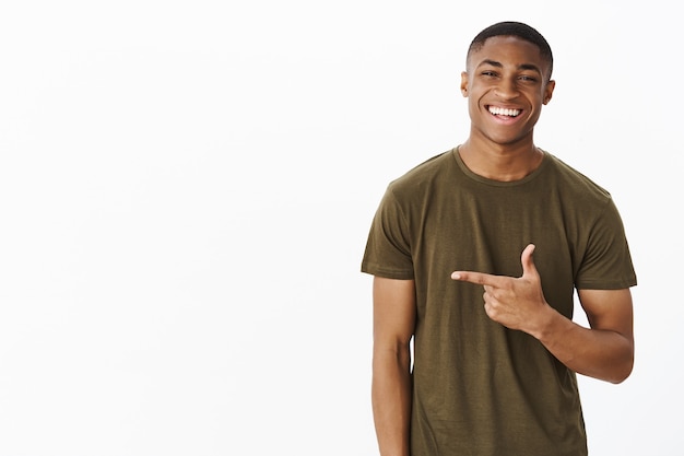 Foto grátis jovem afro-americano bonito com camiseta cáqui