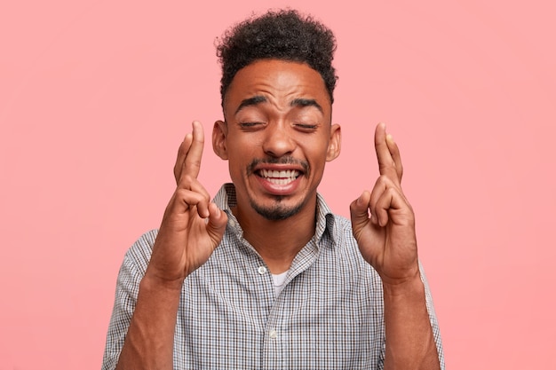 Jovem afro-americano com camisa listrada