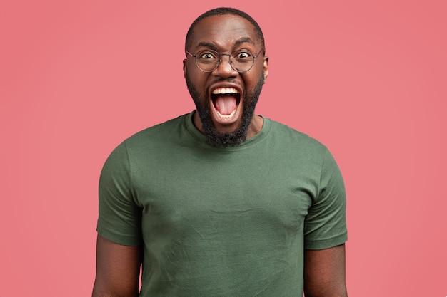 Foto grátis jovem afro-americano com uma camiseta casual