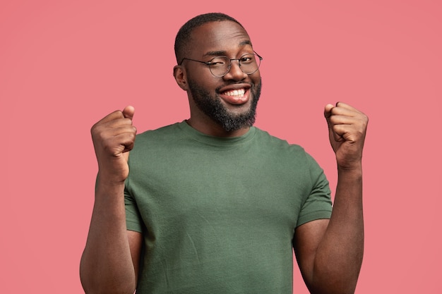 Jovem afro-americano com uma camiseta casual