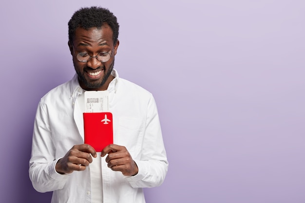 Jovem afro-americano de camisa branca