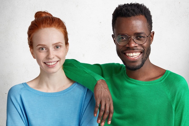 Jovem afro-americano e mulher ruiva