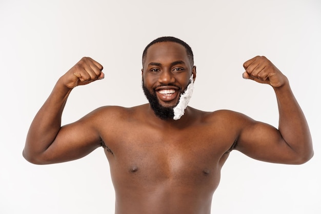 Jovem afro-americano fazendo a barba na higiene pessoal da rotina matinal do banheiro no conceito de manhã