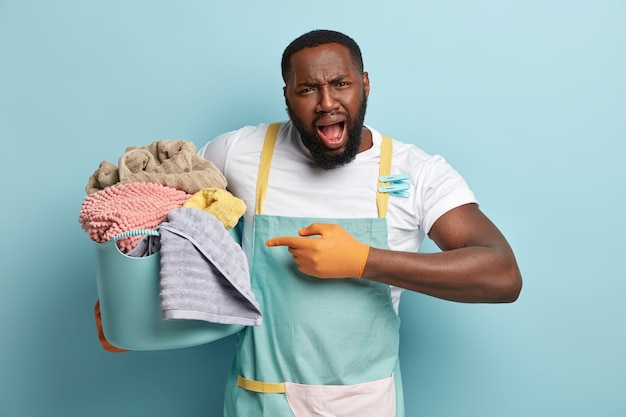 Jovem afro-americano lavando roupa