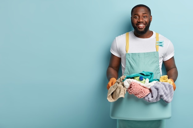 Foto grátis jovem afro-americano lavando roupa