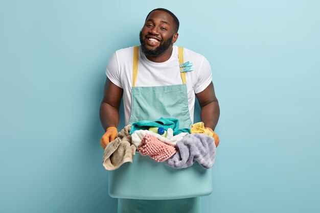 Jovem afro-americano lavando roupa