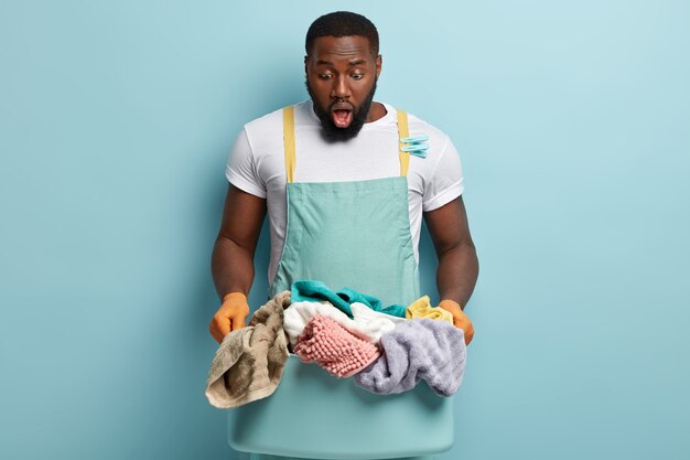 Jovem afro-americano lavando roupa