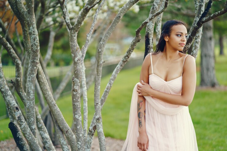 Foto grátis jovem afro-americano no parque em um fundo de beleza natural