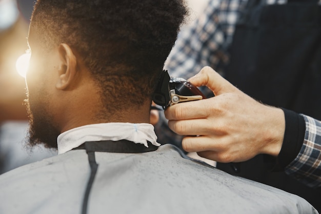 Jovem afro-americano visitando uma barbearia