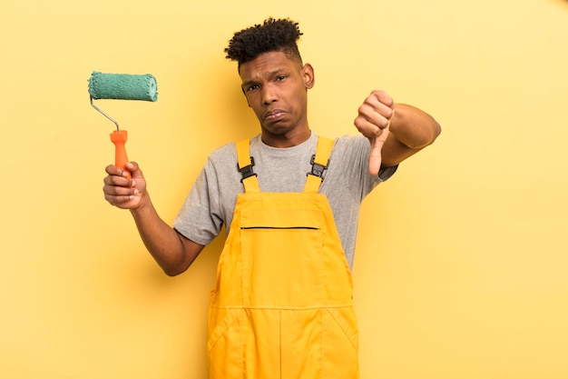 jovem afro contra parede amarela