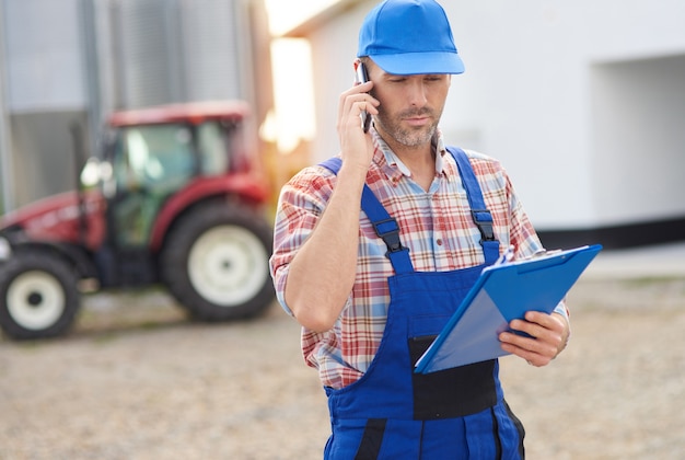 Jovem agricultor cuidando de seu negócio