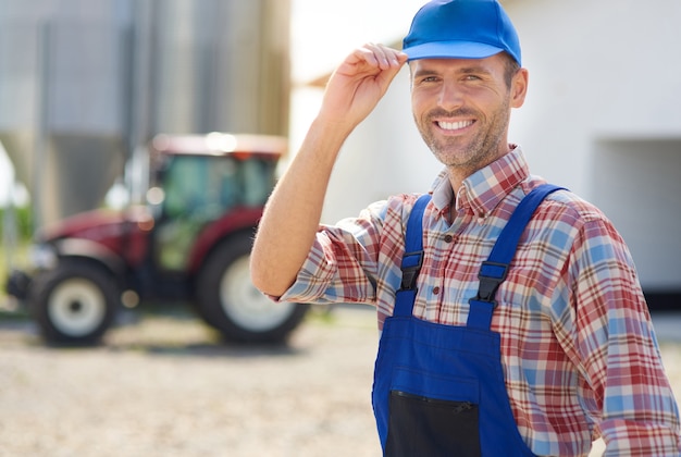 Jovem agricultor cuidando de seu negócio