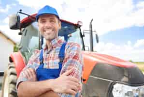 Foto grátis jovem agricultor cuidando de seu negócio