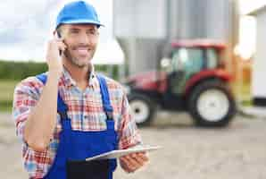 Foto grátis jovem agricultor cuidando de seu negócio