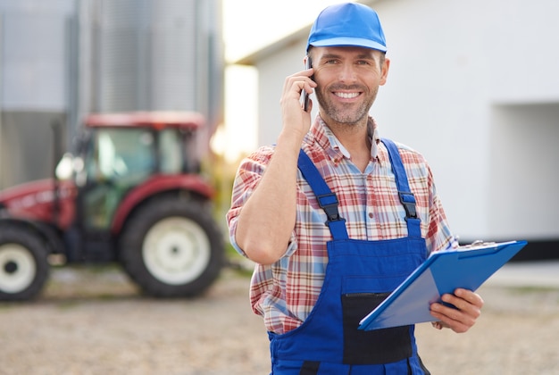 Jovem agricultor cuidando de seu negócio