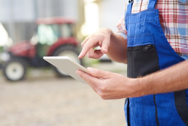 Jovem agricultor cuidando de seu negócio