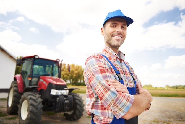 Foto grátis jovem agricultor cuidando de seu negócio