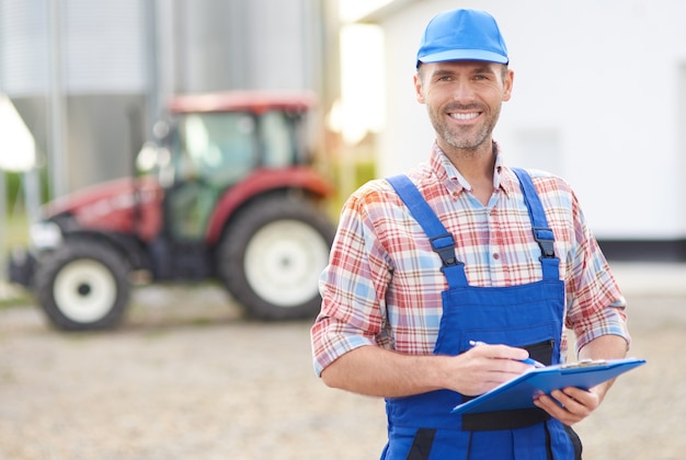 Jovem agricultor cuidando de seu negócio