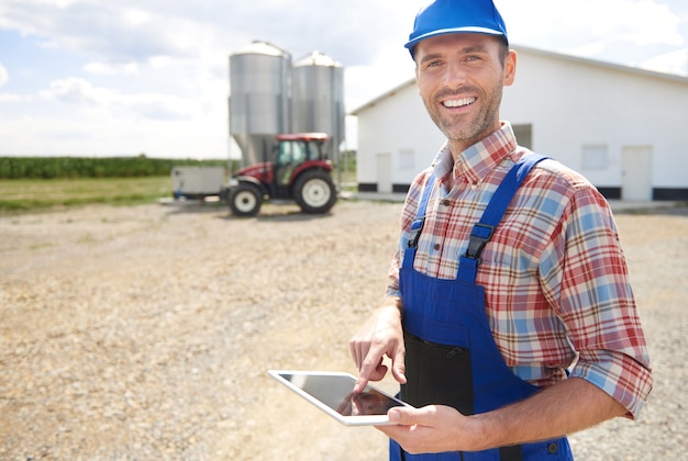 Jovem agricultor cuidando de seu negócio