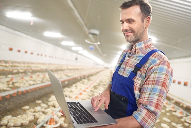 Jovem agricultor cuidando de seu negócio