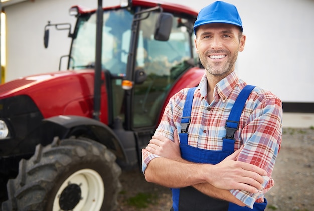 Foto grátis jovem agricultor cuidando de seu negócio