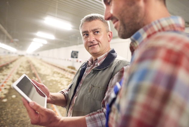 Foto grátis jovem agricultor cuidando de seu negócio