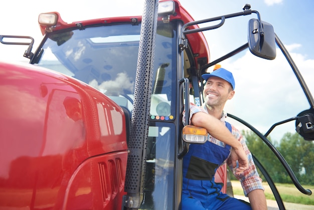 Jovem agricultor cuidando de seu negócio