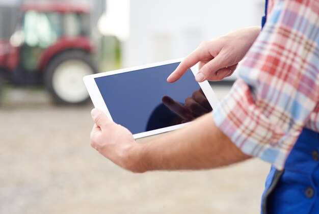 Jovem agricultor cuidando de seu negócio