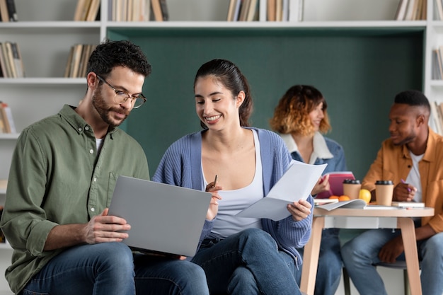 Jovem ajudando sua amiga durante a sessão de estudo