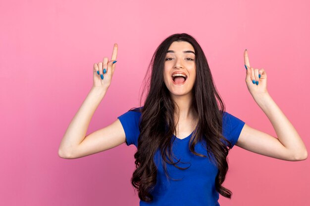 Jovem alegre corre com os dedos e rindo foto de alta qualidade