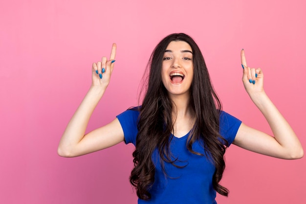 Jovem alegre corre com os dedos e rindo Foto de alta qualidade