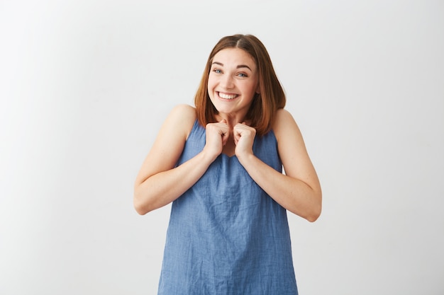 Foto grátis jovem alegre feliz sorrindo de alegria.