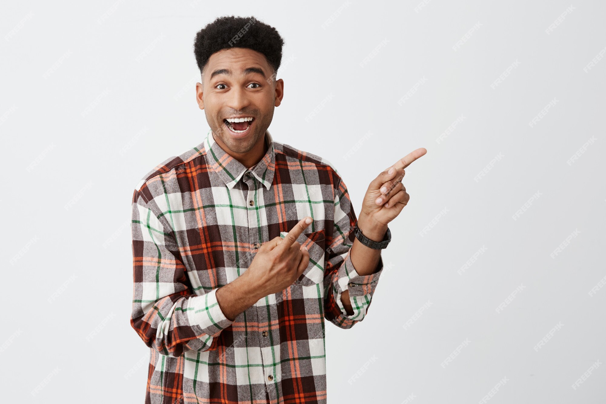 Um homem sério e bonito com cabelo encaracolado e camisa xadrez